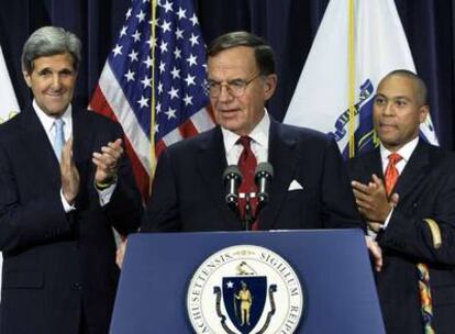 Paul Kirk, ex presidente del partido demócrata, habla sobre su nombramiento como sustituto temporal del senador Kennedy, escoltado por John Kerry (I) y el gobernador de Massachusetts, Deval Patrick (D)