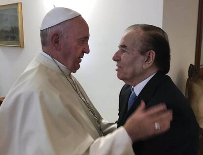El Papa Francisco saluda a Carlos Sa&uacute;l Menem en Santa Marta.