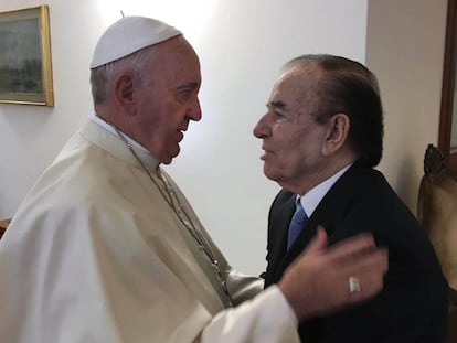 El Papa Francisco saluda a Carlos Sa&uacute;l Menem en Santa Marta.