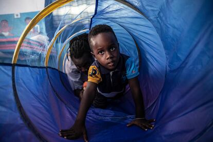 FOTOGALERÍA | Tcherno Kachide Balde, de cuatro años, con parálisis cerebral, en el centro de atención a niños con discapacidad de la ONG Aida, en Bisáu.