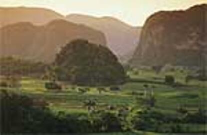 El valle de Viñales, en Pinar del Rio, fue declarado patrimonio de la humanidad por la Unesco en 1999 por su valor paisajístico y la agricultura tradicional del lugar.