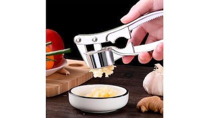 Básicos de cocina sobre fondo blanco.