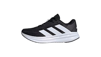Zapatillas de Adidas sobre fondo blanco.