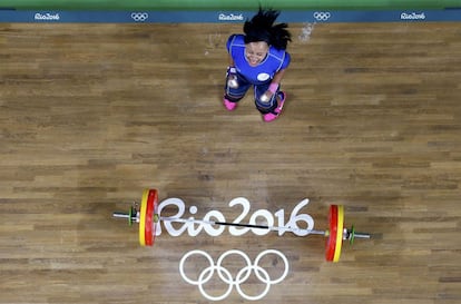 Neisi Dajomes, do Equador, comemora o ouro obtido na prova de levantamento de peso até 69 kg feminino.