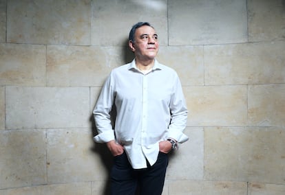 El periodista y escritor Vicente G. Olaya en la redacción de El País en Madrid.