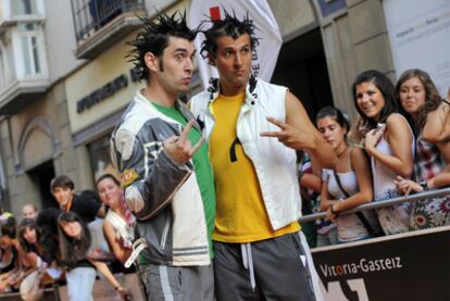 Javier Antón (el Jonan en <i>Vaya semanita,</i> a la derecha) y Diego López (el Txori), ayer en Vitoria.