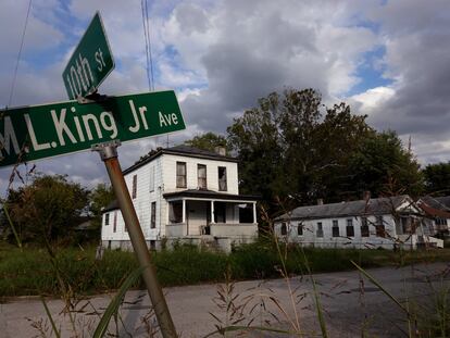 Unas casas abandonadas en una calle residencial en Cairo, Illinois, el 13 de octubre de 2021.