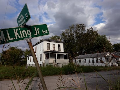 Unas casas abandonadas en una calle residencial en Cairo, Illinois, el 13 de octubre de 2021.