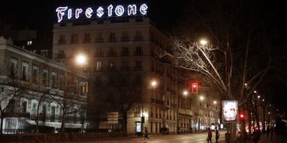 El luminoso de Firestone, que ser&aacute; retirado este lunes del n&uacute;mero tres de la calle de O&#039;Donnell, en Madrid.  