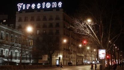 El luminoso de Firestone, que ser&aacute; retirado este lunes del n&uacute;mero tres de la calle de O&#039;Donnell, en Madrid.  