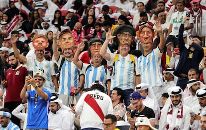 Aficionados argentinos aportan color y ambiente a las gradas del estadio poco antes de la disputa del partido inaugural entre Qatar y Ecuador. 
