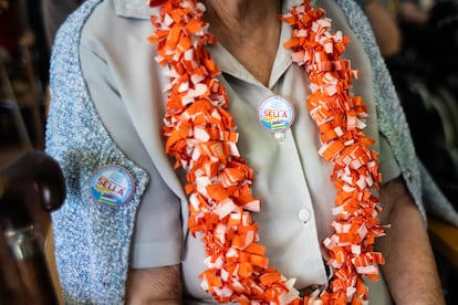 Arriondas 31/07/24 The attendees wore the traditional paper necklace, as well as the official Descent badges. Photograph: Julián Rus