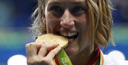 Mireia Belmonte muerde su medalla de oro.