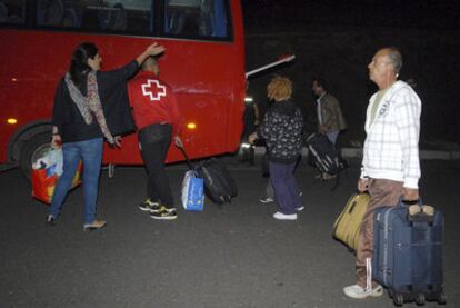 Vecinos de La Restinga se preparan para evacuar la localidad.