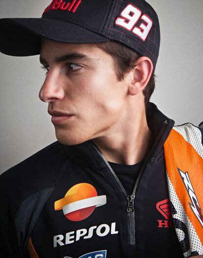 <strong> Campeón de MotoGP a la primera y además un tipo fantástico y humilde. Un piloto con tesón que sabe ganar y perder.. </strong> <p> Por <b> Ángel Nieto.</b><p> La victoria de Marc Márquez en el Campeonato del Mundo de MotoGP es la consagración de una realidad del motociclismo. Ha alcanzado la cima batiendo todos los récords, haciendo algo muy grande en su primera temporada en la categoría máxima con tan solo 21 años. Es un piloto fuera de lo normal que se ha adaptado fenomenal a la cilindrada y que ha sido siempre muy consciente a la hora de rectificar aquellos errores de pilotaje que pudo haber tenido. Ese es para mí uno de sus grandes valores, saber actuar para corregir sus fallos, ganando en seguridad a lo largo de las 18 carreras del Mundial. Además, es sorprendente la capacidad para aguantar la presión, especialmente en Valencia, donde se jugaba el primer puesto en el podio final. Partiendo de la base de que lo importante es el trabajo diario, sí tengo que decir que lo que ha conseguido es un logro extraordinario, más aún cuando sus rivales más directos han sido Jorge Lorenzo y Dani Pedrosa, que han estado a un nivel magnífico. Cualquiera de los tres merecía el campeonato. Marc Márquez es además un tipo fantástico, humilde y con tesón, que sabe ganar y sabe perder. Confío en que el éxito no le cambie. <p> <hr /> <p> <strong> Ángel Nieto es 12+1 veces campeón mundial de motociclismo.</strong>