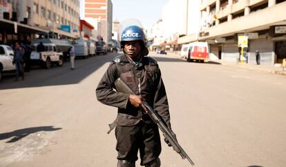 Un policia en los aledaños de la sede del Movimiento por el Cambio Democrático (MDC) en Harare este jueves.