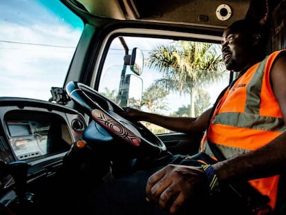 Gran parte de la vida diaria de un camionero transcurre haciendo cola o esperando un permiso. Para Sulubu, el tiempo de espera es una situación corriente en la que apenas parece reparar.