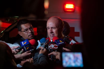 Rueda de prensa del presidente de la Cruz Roja frente a un hospital.