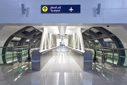 La presencia de Emirates ha sido vital para el crecimiento del aeropuerto de Dubái. La aerolínea aumentó su volumen de tráfico un 9% el año pasado, hasta los 51,3 millones de pasajeros. Pero el año pasado logró diversificar sus fuentes de viajeros: 12 nuevas compañías aéreas abrieron con origen o destino Dubái en 2015.