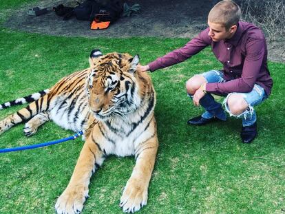 Justin Bieber, junto al tigre, en la fotograf&iacute;a publicada en su Instagram.