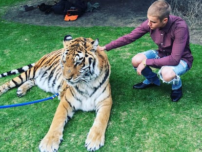 Justin Bieber, junto al tigre, en la fotograf&iacute;a publicada en su Instagram.