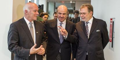 Eduardo Ferreyros, Ministro de Comercio Exterior y Turismo de Per&uacute;; Luis de Guindos, ministro de Econom&iacute;a de Espa&ntilde;a, y Juan Luis Cebri&aacute;n en el foro Latinoam&eacute;rica, Estados Unidos y Espa&ntilde;a, organizado por El Pa&iacute;s en Nueva York