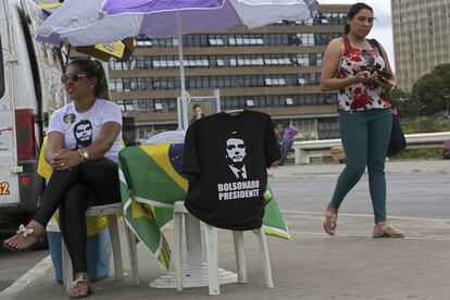 Una seguidora de Bolsonaro vende camisetas del candidato ultraconservador en Brasilia.