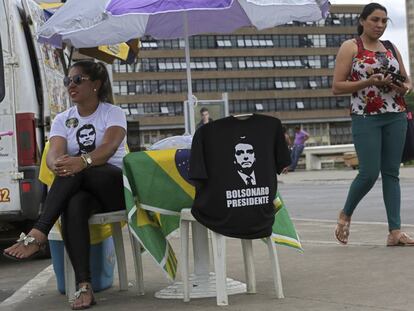 Una seguidora de Bolsonaro vende camisetas del candidato ultraconservador en Brasilia.