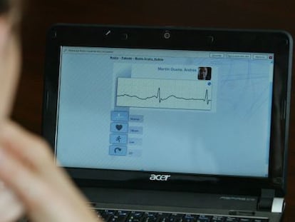 Una doctora analiza un electrocardiograma.