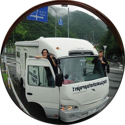 Los fotógrafos Toru Morimoto y Tina Bagué a bordo de su autocaravana. El libro resultante de su proyecto, <i>Japan</i> (<a href="http://www.japanphotoproject.com" rel="nofollow" target="_blank">www.japanphotoproject.com</a>), se presenta hoy, 10 de noviembre, en la galería The Private Space (<a href="http://www.theprivatespacebcn.com" rel="nofollow" target="_blank">www.theprivatespacebcn.com</a>) de Barcelona, junto a la exposición <i>Nippon</i>, una selección de 40 imágenes extraídas de la obra, que se podrá visitar hasta el día 17 de noviembre.