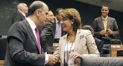 Alberto Catalán es felicitado por Yolanda Barcina en el Parlamento navarro en junio de 2011