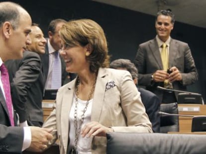 Alberto Catal&aacute;n es felicitado por Yolanda Barcina en el Parlamento navarro en junio de 2011