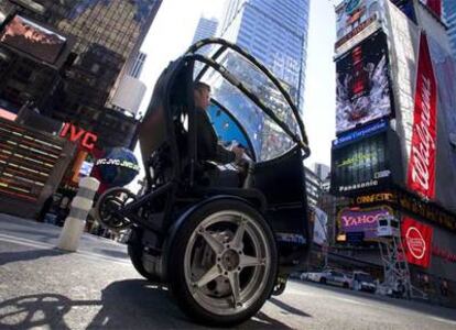 Un prototipo del vehículo urbano de dos ruedas desarrollado por General Motors y Segway.