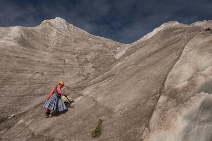 Elena Quispe Tincuta realizando su curso para guía de montaña en el glaciar viejo del Huayna Potosi. En Bolivia hay unos 70 guías de montaña federados, todos son hombres. Cada guía cobre entre 50 y 60 dólares por ascenso.