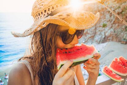 <p>Y la sandía no solo es refrescante. También es una fuente de nutrientes. Pero para obtenerlos no vale comprar y comer cualquier sandía, <a href="https://elpais.com/elpais/2015/06/10/buenavida/1433951673_336602.html" rel="nofollow" target="_blank">tiene que ser una con semillas</a>. "El componente principal de la cáscara de las pepitas de sandía es la fibra y su interior es rico en magnesio, cinc y manganeso", afirma Cristina Lafuente Gómez, dietista y nutricionista en <a href="http://www.alimmenta.com/" rel="nofollow" target="_blank">Alimmenta</a>. Además, continúa la experta, "ayuda para mantener la masa muscular y aporta grasas saludables que regulan el colesterol en sangre". Aunque tenga en cuenta <strong>no se digieren fácilmente y pueden causar malestar</strong>. Por ello, recomienda, reducir su consumo a "un puñadito a la semana".</p>