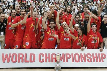 El equipo español en pleno celebra la victoria en el Mundial de baloncesto celebrado en Japón.