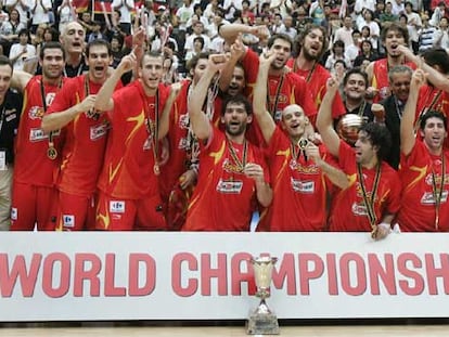 El equipo español en pleno celebra la victoria en el Mundial de baloncesto celebrado en Japón.