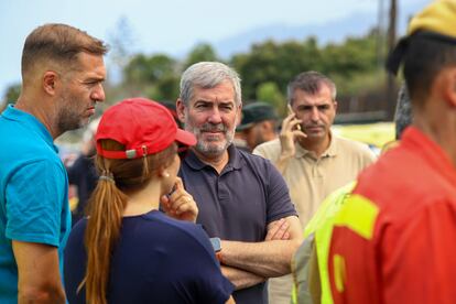 En el centro de la imagen, el presidente de Canarias, Fernando Clavijo, visita las tareas de rescate en Tijarafe (La Palma), este domingo.