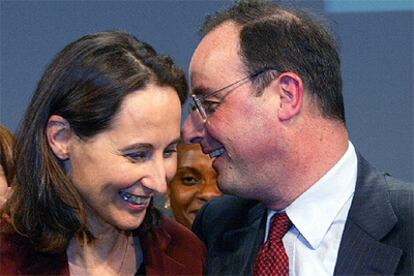 Ségolène Royal y François Hollande intercambian una confidencia en un acto político.