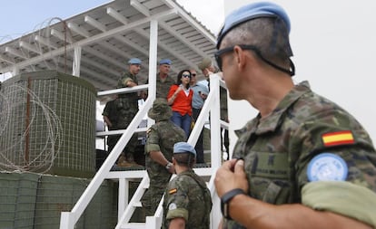 La ministra de Defensa, Margarita Robles, en la posición 4-28 de la ONU en Líbano, donde murió el cabo Soria, el pasado 28 de junio.