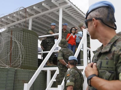 La ministra de Defensa, Margarita Robles, en la posición 4-28 de la ONU en Líbano, donde murió el cabo Soria, el pasado 28 de junio.