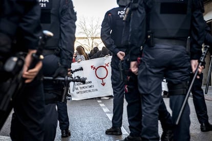 Mossos d'Esquadra cortan el paso de las manifestantes anticapitalistas a la zona comercial de Girona, durante los actos reivindicativos celebrados esta mañana con ocasión del Día Internacional de la Mujer.