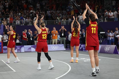 Las jugadoras españolas aplauden tras conseguir la plata.