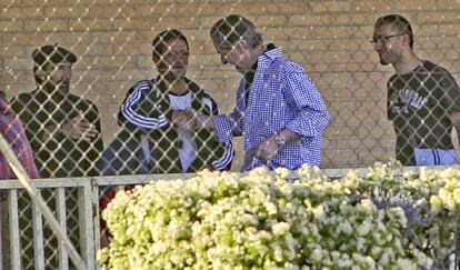 El expresidente de Caja Madrid Miguel Blesa abandona la cárcel de Soto del Real (Madrid) tras haber permanecido preso durante 15 días por la compra del City National Bank de Florida en 2008, el 20 de junio de 2013.