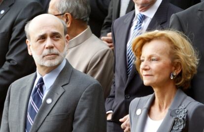 El presidente de la Reserva Federal de EE UU, Ben Bernanke, y la vicepresidenta económica española, Elena Salgado, posan para la foto de familia de la cumbre de ministros de Finanzas del G-20.