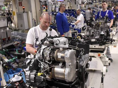 Un empleado trabaja en el motor de un E-Golf en la f&aacute;brica de Volkswagen en  Wolfsburg (Alemania), el viernes. 