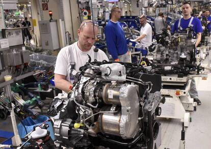 Un empleado trabaja en el motor de un E-Golf en la f&aacute;brica de Volkswagen en  Wolfsburg (Alemania), el viernes. 