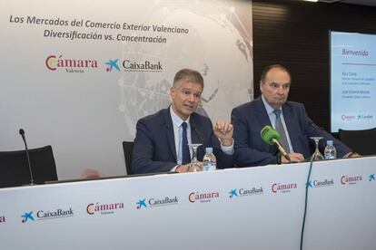 A la izquierda, el director territorial de la entidad, Xicu Costa, y el presidente de la Cámara, José Vicente Morata.