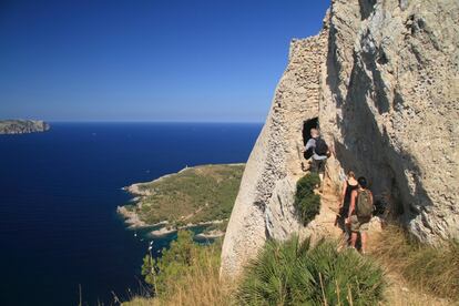 There are plenty of exciting and secret climbs on the peninsula of Alcudia in Mallorca, like the trail to Penya Roja from the Victoria sanctuary that hugs the cliff face and is dizzying enough to require a handrail. The highlight of this walk is the Atalaya crossing (above), a narrow 15th-century tunnel designed to protect access to the fort at the top. The climb not only leads you to the ruins of this fort but also gives you a magnificent view of the Mallorcan coastline.