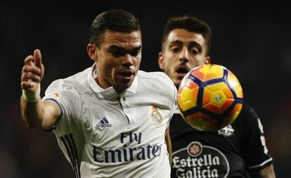 Pepe se lleva el bal&oacute;n ante Mato, del D&eacute;por.